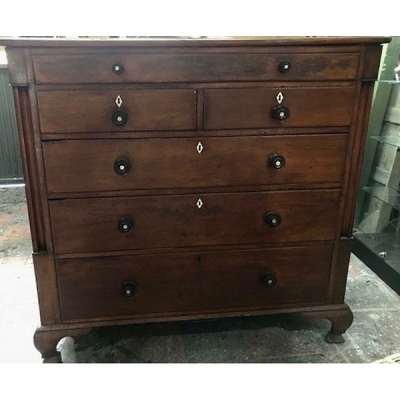 C&oacute;moda inglesa de caoba maciza S.XIX. Fatas