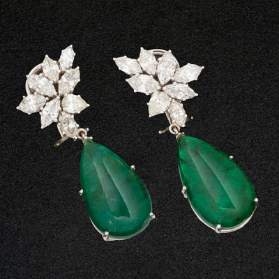 Magníficos pendientes de oro blanco de 18 K. con perillas cabujón de esmeralda talla pera 