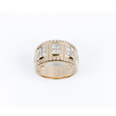 Sortija ancha en oro amarillo con tres cuadrados de limpios y blancos diamantes talla princesa 