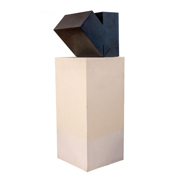 Sergi Aguilar  (1946).  "Sin t&iacute;tulo (c. 1980)". Escultura realizada en m&aacute;rmol B&eacute;lgica negro.