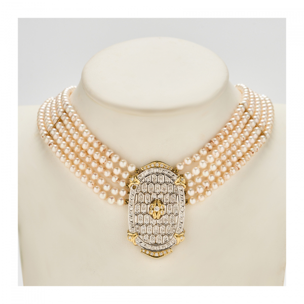 Collar de cinco tiras de perlas cultivadas de 4 mm. con broche colgante desmontable en oro bicolor y diamantes talla brillante 