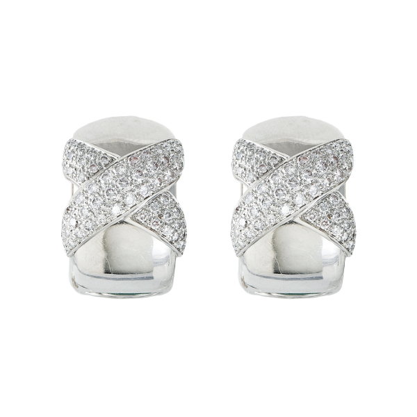 Pendientes media criolla en oro blanco con dos bandas cruzadas de pavé de diamantes talla brillante.