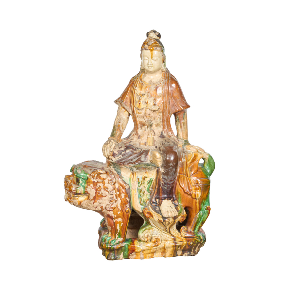 Guanyin sentada sobre León de Foo. Escultura en cerámica esmaltada, fles. del s.XIX.