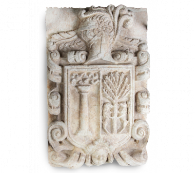 Escudo nobiliario de piedra tallada con decoración de cueros recortados.  Trabajo español, ff. del S. XVI - pp. del S. XVII 