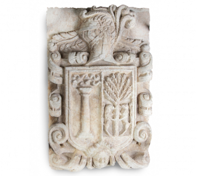 Escudo nobiliario de piedra tallada con decoraci&oacute;n de cueros recortados.  Trabajo espa&ntilde;ol, ff. del S. XVI - pp. del S. XVII 