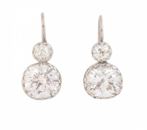 Pendientes de pp. S. XX con dos brillantes principales de talla antigua de 2,10 ct aprox, y brillantes superiores.   En montura de platino.