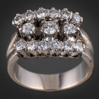 Anillo en oro blanco de 18kt con tres bandas de brillantes.