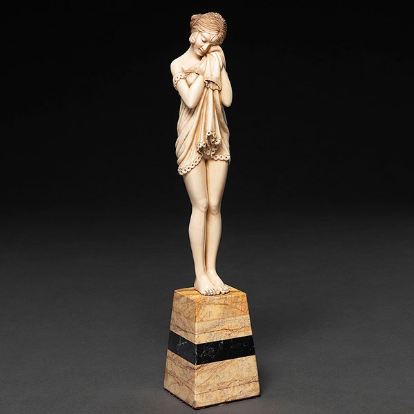 &quot;Niña Triste&quot; Figura escultórica de bulto redondo en marfil tallado, siguiendo modelos de Demeter Chiparus(1886-1947)