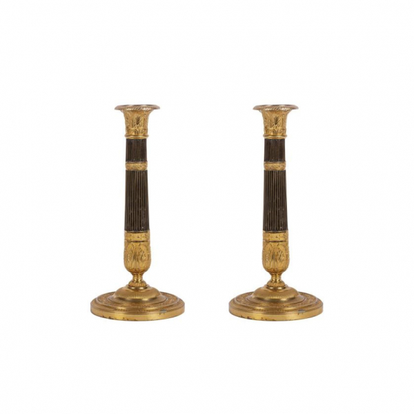 Pareja de candeleros Imperio. Restauraci&oacute;n S. XIX.   Realizados en bronce dorado al mercurio y pavonado.
