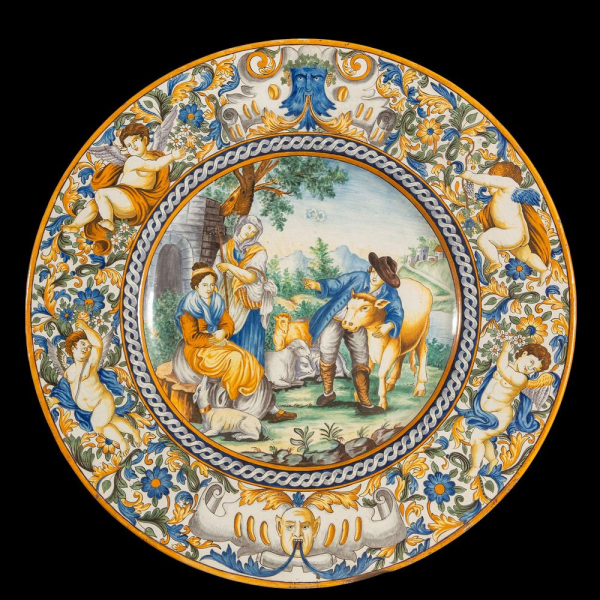 Espectacular plato con personajes y alegor&iacute;a de &aacute;ngeles. Italia. Cer&aacute;mica de Castelli. Siglo XIX.