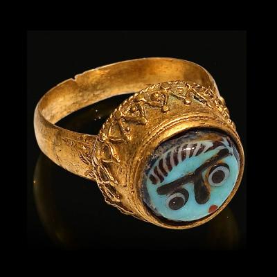 Anillo medieval &ldquo;veneciano&rdquo; en oro puro con pasta v&iacute;trea, siglos XII&ndash;XIII.
