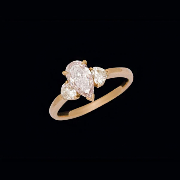 Anillo con magnífico  diamante natural fancy light pink talla pera de 1,11 cts, de oro rosa de 18 K.
