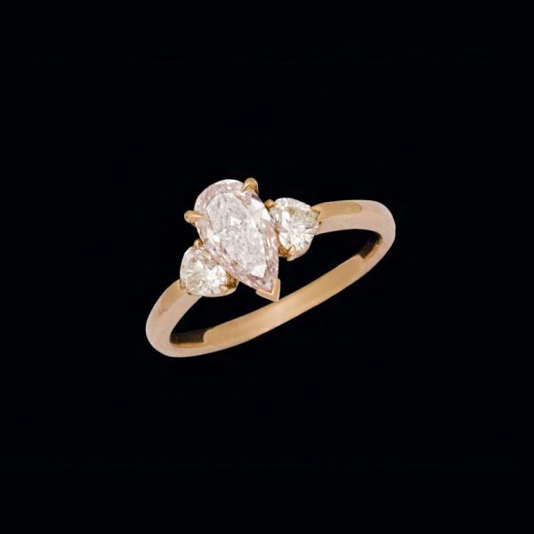 Anillo con magn&iacute;fico  diamante natural fancy light pink talla pera de 1,11 cts, de oro rosa de 18 K.