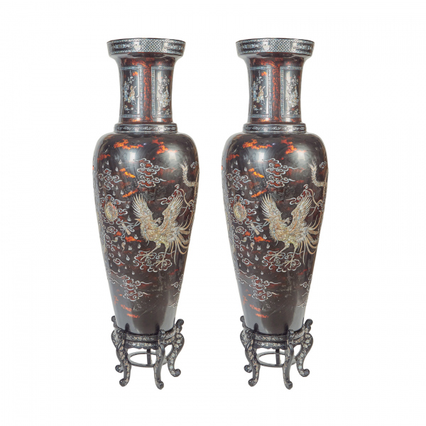 Pareja de jarrones vietnamitas en madera lacada con decoraciones incrustadas en nácar 1960