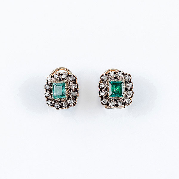 Pendientes de estilo isabelino, en montura de oro rosa con bellas esmeraldas en su talla y orla de diamantitos sobre vistas de plata.