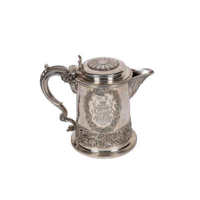 Importante tankard Jorge III en plata inglesa punzonada, ley 925. Del orfebre John Bridge (1775-1834), con marcas de localidad de Londres, 1826.