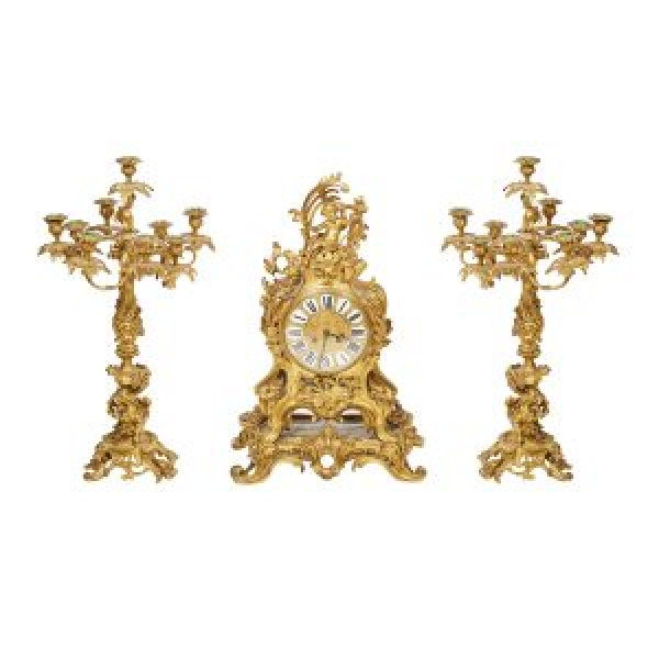 Reloj de sobremesa estilo Luís XV con guarnición de candelabros, fles. del s.XIX.