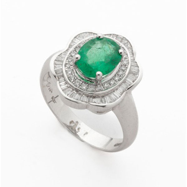 Sortija en oro blanco con esmeralda central y cuajado de diamantes talla brillante y talla baguette con un peso total de 0,59 cts. aprox.