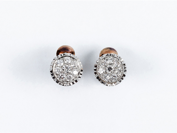 Pendientes vintage en montura de oro rosa con motivo en rosetón cuajado de limpios y blancos diamantes talla brillante