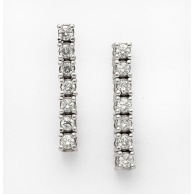 Pendientes largos en oro blanco con fila de 7 diamantes talla brillante