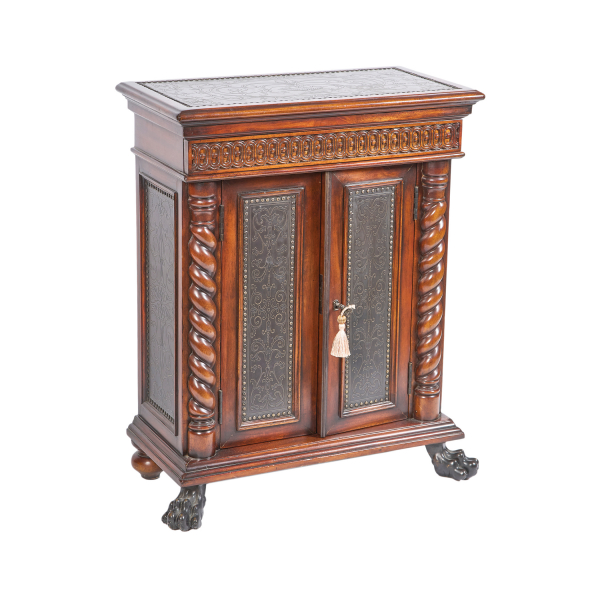 Manufactura Theodore Alexander (Inglaterra, 1996) Peque&ntilde;o taquill&oacute;n en madera de cedro tallada con dos puertas flanqueadas por columnas salom&oacute;nicas.