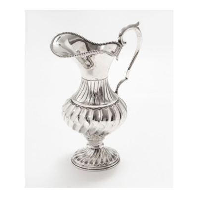 Jarra en plata con decoración de gallones, cordón y asa con decoración vegetal. Estilo Luis XVI.  