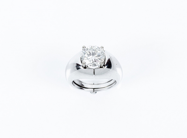 Anillo solitario en montura desmontable de oro blanco, con un diamante, talla brillante moderna, de 2.50 ct aprox.