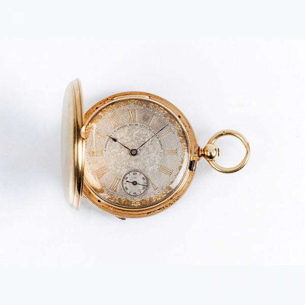 Excelente reloj saboneta de los relojeros de Madrid G.RIESTERER y M. ARREGUI (Relojeros de Cámara de los Reyes de España), en sólida caja de oro amarillo, 52 mm., de tres tapas, las exteriores con decoración en guilloché y la guardapolvos lisa.