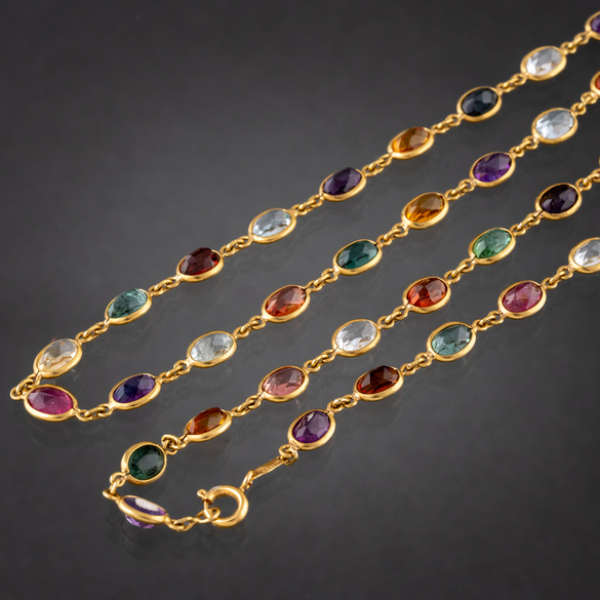 Gargantilla en oro amarillo de 18 kt y piedras de colores.