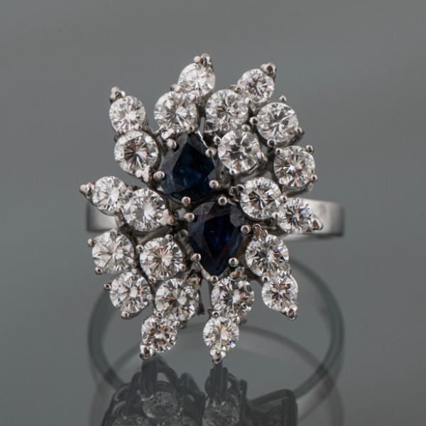 Sortija en oro blanco de 18 kt cuajado de brillantes y dos zafiros.