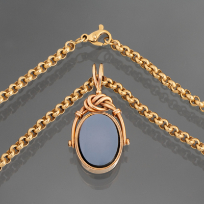 Cadena de eslabones en oro amarillo de 18kt con colgante en oro rosa de 18kt y esmalte.