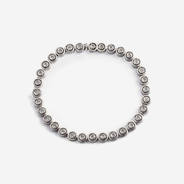 Riviere de chatones en oro blanco y diamantes talla brillante con un peso total de 1,2 cts. aprox.