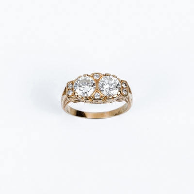 Sortija vintage con dos excelentes diamantes talla brillante moderna, y diamantitos talla brillante.