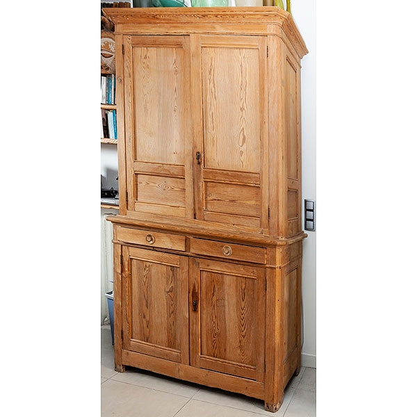 Armario de dos cuerpos de madera de pino