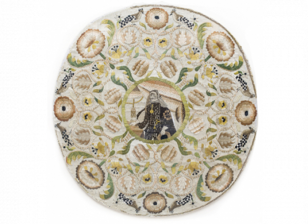 Tondo bordado con retrato de Antonio Sancho D&aacute;vila Toledo y Colonna, III marqu&eacute;s de Velada, embajador extraordinario en Londres en 1639-40. Trabajo ingl&eacute;s, h. 1640.