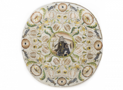 Tondo bordado con retrato de Antonio Sancho Dávila Toledo y Colonna, III marqués de Velada, embajador extraordinario en Londres en 1639-40. Trabajo inglés, h. 1640.