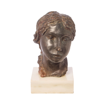 Apel·les Fenosa (Barcelona, 1899-París, 1988) Tête de jeune fille, 1923. Escultura en bronce patinado sobre peana en mármol blanco.