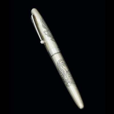 Estilográfica marca NAMIKI Dragon, realizada en plata sterling con dragón oriental grabado.