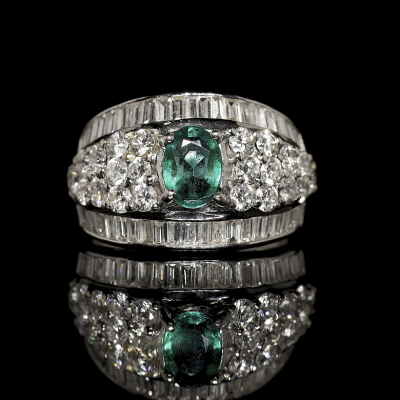 Anillo de oro blanco 18k con esmeralda central y diamantes.  Oro blanco de 18k.  