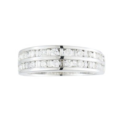 Sortija en oro blanco con dos bandas de diamantes talla brillante engastados en carril.