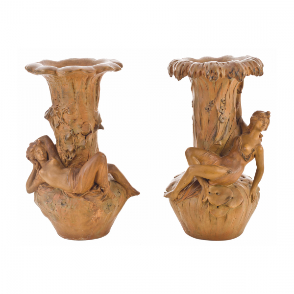 Pareja de jarrones modernistas en barro cocido con escultura femenina en el frente, ppios. del s.XX.