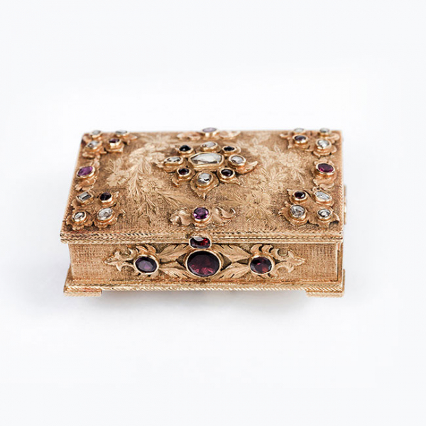 Bella caja rectangular antigua, en s&oacute;lida orfebrer&iacute;a de oro amarillo 18 K, con decoraci&oacute;n grabada de flores y guirnaldas con diamantes talla rosa y talla briquet antigua 