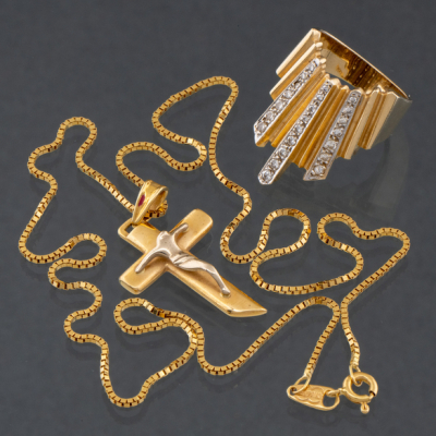 Conjunto de cadena con crucifijo en oro amarillo de 18 kt. y anillo con brillantes en oro amarillo de 14kt.