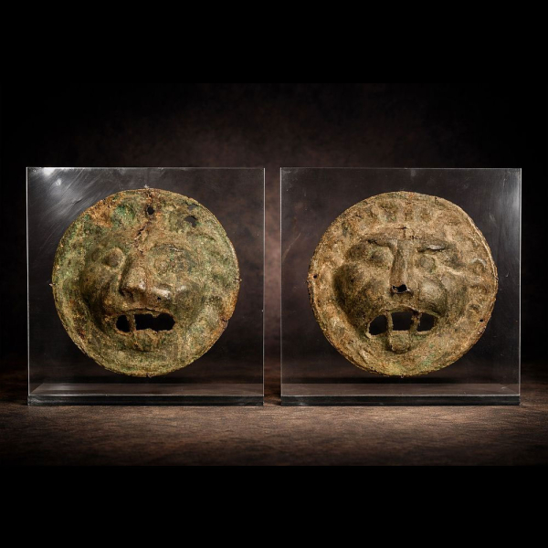 Pareja de Placas decorativas de sarcófago o armadura romana en bronce, Alto Imperial (Siglo I - II d.C.).