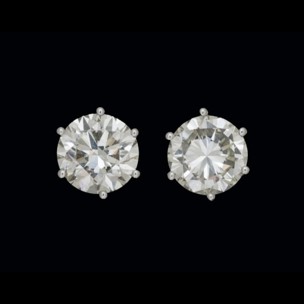  Pendientes de oro blanco de 18 K. dormilonas de brillantes de un peso total de 3 cts y 2,75 cts. 