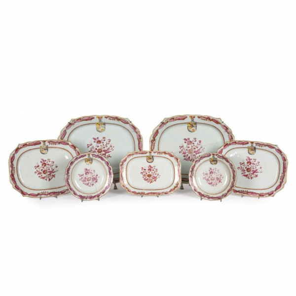 Conjunto de vajilla en porcelana de Compañia de Indias, esmaltada, vidriada y dorada. SIGLO XIX 