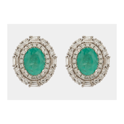 Pendientes rosetón en oro blanco con esmeralda talla oval y doble orla de diamantes tallas brillante y trapecio.