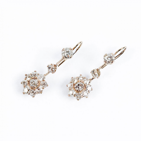 Bellos pendientes zarcillo largos, antiguos, en oro amarillo 18 K, con dos centros y rosetón colgante de limpios y blancos diamantes