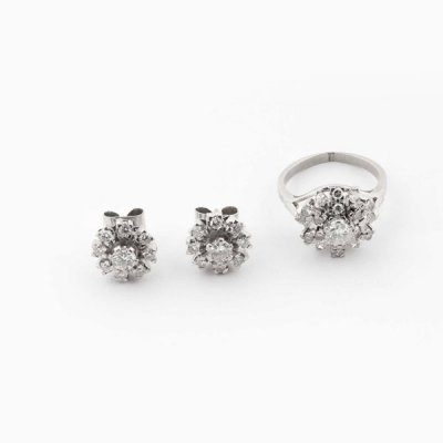 Conjunto de sortija y pendientes vintage, en rosetón calado de oro blanco 18 K,  