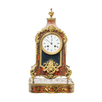 Reloj de sobremesa con peana estilo Napoleon III con decoraciones en bronce dorado, latón y símil carey, s.XIX.
